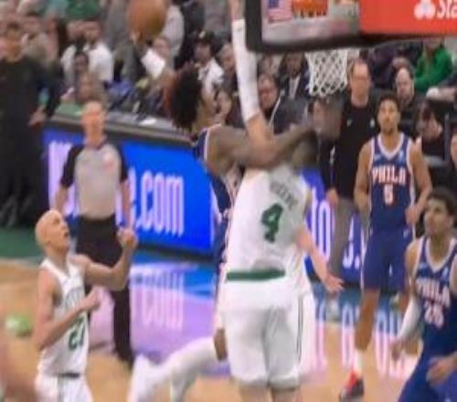 對(duì)飆扣籃！烏布雷單臂隔扣武切維奇塔圖姆變向切入雙手暴力灌籃