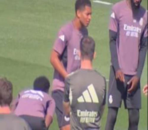 男人的痛！姆巴佩訓(xùn)練中誤傷維尼修斯下體，隨后上前表達(dá)歉意
