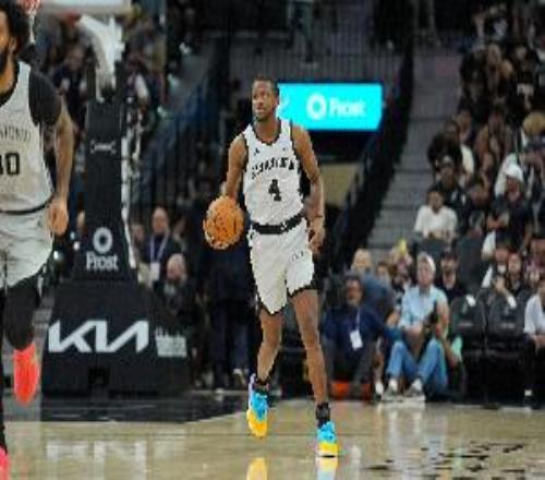 無(wú)懈可擊！福克斯半場(chǎng)8投4中&三分4中2貢獻(xiàn)10分2板4助1斷0失誤