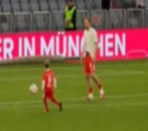 幸福時刻！拜仁提前鎖定德甲冠軍后，凱恩和兒子一起在球場踢球