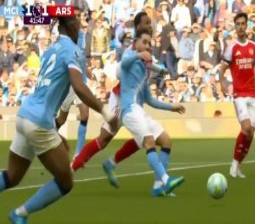 有點(diǎn)小動(dòng)作謝爾基突破后被加布在后腦勺上來了一下，捂頭倒地