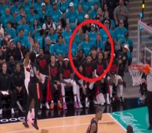 感受下氛圍！亨德森三分轟進小楊在替補席第二排O型嘴感嘆