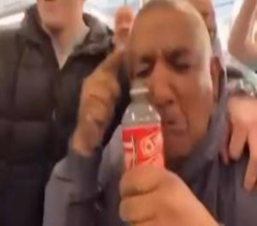 嘲諷升級！曼城球迷“水瓶哥”擰開阿森納標志水瓶，開始接眼淚