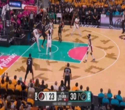 欺負人！文班亞馬騰空暴起力壓防守空接砸扣