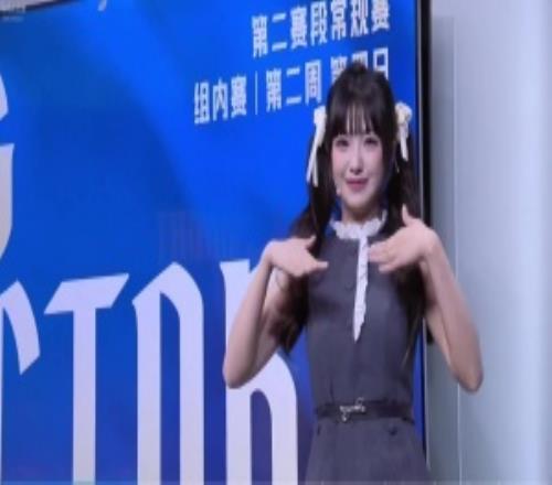 女主持人周敢敢更新抖音視頻：在LPL直播模仿Xiaohu“手勢(shì)舞”