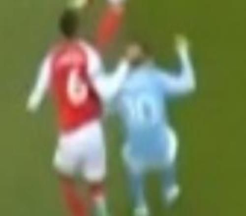 吃個暗虧！謝爾基狂踩單車晃過加布分球被加布左手拉+右手拍后腦