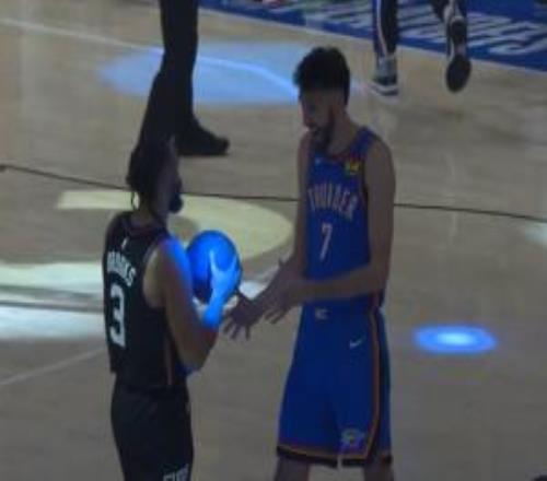 欺負(fù)老實人了！狄龍開場不讓切特觸球沒打多久又給了一巴掌