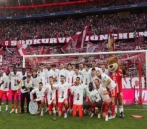 拜仁全隊賽后大合照慶祝，萊默爾姍姍來遲、迪亞斯搞怪開溜