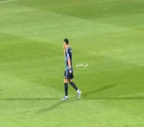 亞冠二對(duì)手的球迷高喊梅西，C羅示意閉嘴并比劃3的手勢(shì)