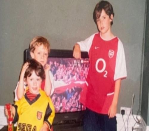 摩根曬父子對(duì)比照：22年，三個(gè)孩子長(zhǎng)大，阿森納仍在苦等一個(gè)冠軍