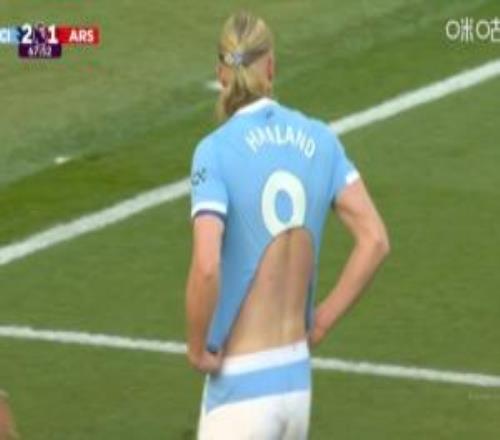 哈蘭德穿上了性感露背裝