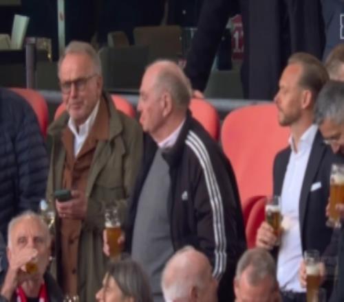 圖片報：赫內(nèi)斯等拜仁高層在看臺小酌，慶祝球隊衛(wèi)冕德甲冠軍