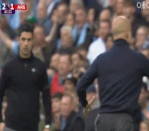 情緒激動(dòng)！瓜迪奧拉在場邊模仿加布“頂?！惫m德動(dòng)作