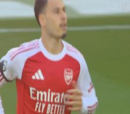 阿森納半場(chǎng)換人，馬丁內(nèi)利登場(chǎng)換下馬杜埃凱