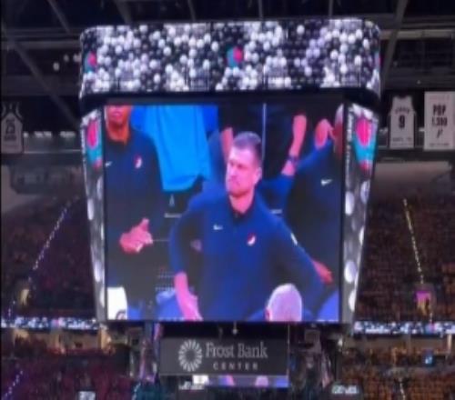 馬刺VS開拓者賽前介紹環(huán)節(jié)主場球迷給舊將斯普利特送上歡呼