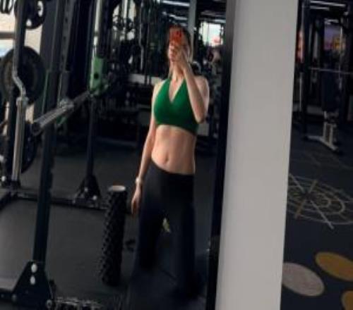 這是懷孕五個(gè)月的身材LPL女主持人余霜曬出日常健身自拍