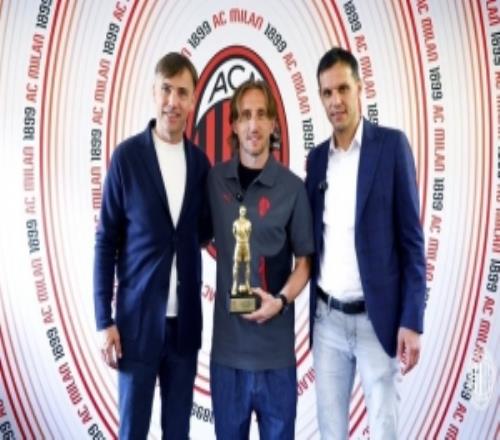 40歲莫德里奇叕獲克羅地亞年度足球先生！米蘭官方曬照祝賀