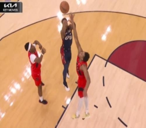 晚了一點(diǎn)點(diǎn)！米切爾高難度強(qiáng)投命中可惜超時(shí)在先