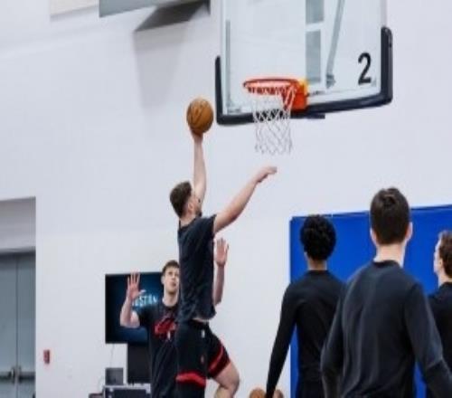 火箭官方發(fā)布今日訓練照：杜蘭特參加訓練范弗里特現(xiàn)身指導阿門