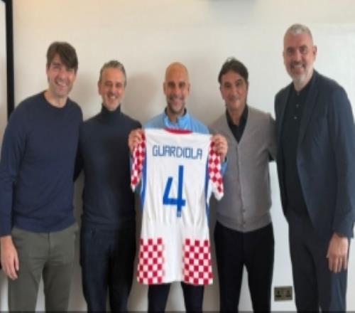 克羅地亞代表團(tuán)造訪曼市與瓜帥見面，并贈(zèng)送瓜帥專屬4號(hào)球衣