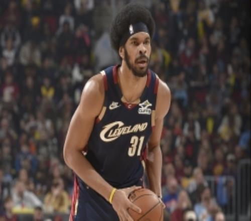 正負(fù)值+18全場(chǎng)最高！賈勒特阿倫6投4中得10分3板1助2斷3帽0失誤