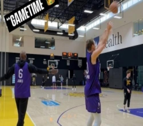 手感依舊火熱！肯納德三分十連中贏得投籃比賽詹姆斯振臂慶祝