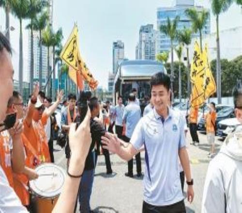 60余名球迷在市体育中心等候，迎接厦门队从闽超首轮凯旋
