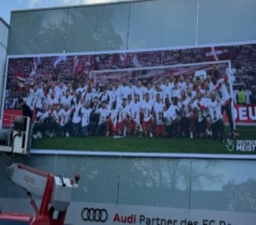 图片报：拜仁训练基地外墙的广告被替换成夺冠庆祝照片