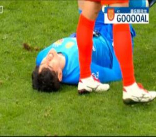 超巨失误！颜骏凌出击乌龙助攻陈纯新打空门，铜梁龙20领先海港