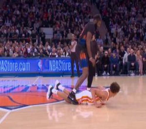 這明顯故意的！米切羅掩護推倒丹尼爾斯然后跨人越過后者頭頂吃T