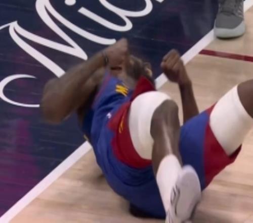 积极性拉满！小哈达威飞身救球后又造进攻犯规躺地上疯狂庆祝