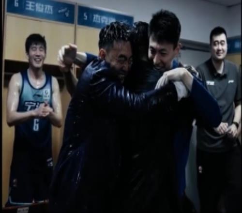 總經(jīng)理劉家成調(diào)侃給教練洗個(gè)澡！寧波賽后更衣室激情慶祝！