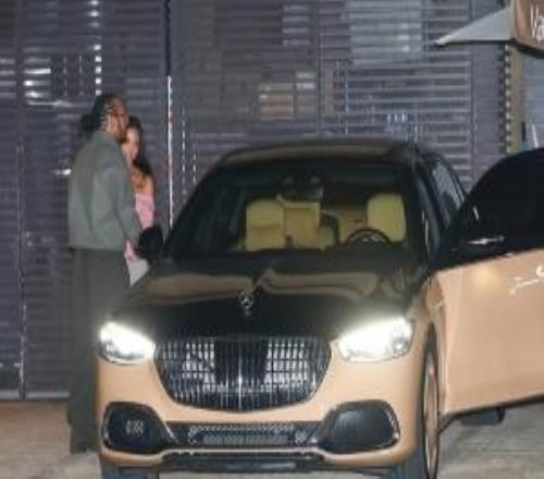 漢密爾頓開豪車帶金卡戴珊享用晚餐，非常紳士為卡戴珊開車門