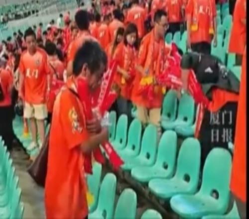 贏球更要贏人心！閩超擊敗福州后，廈門(mén)球迷自發(fā)清理看臺(tái)垃圾