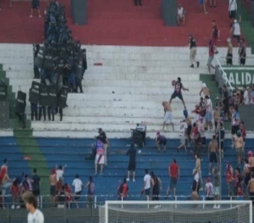 太阳报：巴拉圭国家德比大骚乱，多名警察受伤，孕妇被催泪弹击中