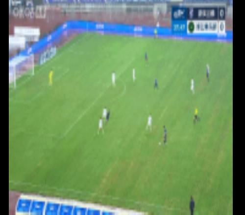 錢杰給防守時(shí)被球擊中痛苦倒地，裁判吹停比賽，三鎮(zhèn)球員非常不滿