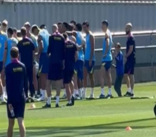 巴萨队友训练前拍打亚马尔，祝贺他获得劳伦斯最佳青年运动员奖