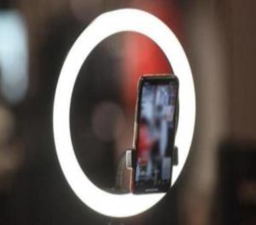 女生挪用1700萬打賞：像戒煙一樣戒不掉線上刷10萬禮物毫無感覺