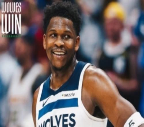 带伤砍下30分10板2助2帽！森林狼官推晒赢球海报：华子登上封面