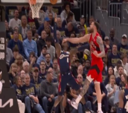 遭老罪了！施羅德造進攻犯規(guī)被馬穆肘擊&上籃2+1又被打臉