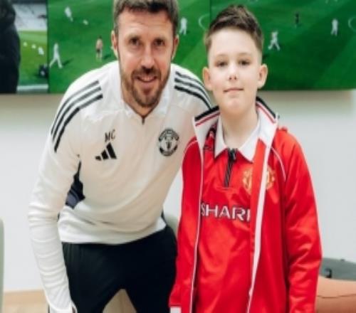 夢想成真！8歲曼聯(lián)小球迷造訪球隊基地，得到專屬球衣