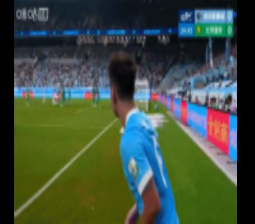 角球开出混战中新鹏城破门，主裁判示意冲撞门将进球无效