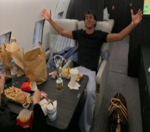 奖励自己！亚马尔获劳伦斯奖项后，拍照时面前摆满麦当劳