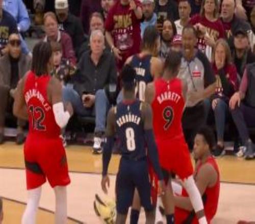 泰森&巴恩斯激情卡位后者被撂倒！巴雷特上前撞人出頭險釀沖突！