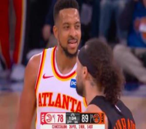 特雷楊：所以愛會消失對嗎尼克斯主場球迷開始高呼：法克CJ