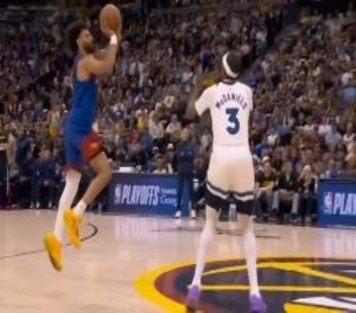 什么神仙啊！穆雷甚至没过半场线超超远三分爆炸压哨轰进！