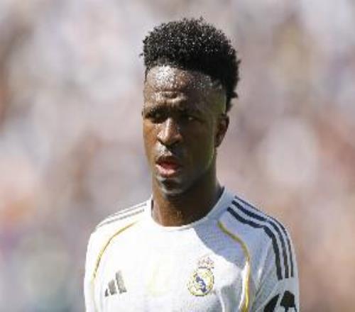 记者：皇马更衣室仍力挺维尼修斯，俱乐部希望与他续约