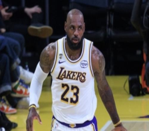 记者：41岁的詹姆斯不仅脑子碾压你身体也没输给你们这帮体育生