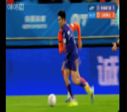 马德鲁加鞋钉刮到王政豪膝盖，鲜血直流