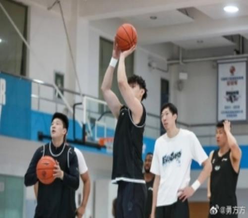 記者：曾凡博已經參加球隊合練他將爭取在對陣吉林的比賽中復出